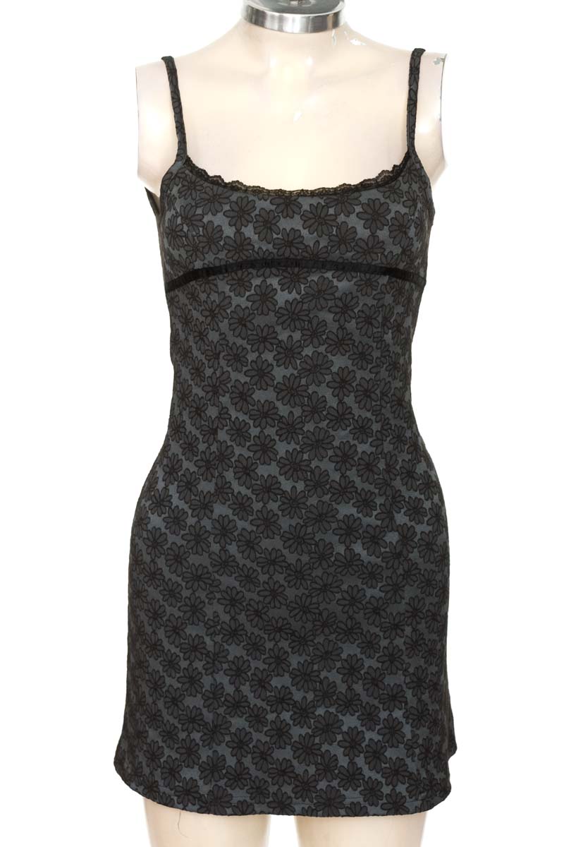 Vestido / Enterizo color Gris - Closeando