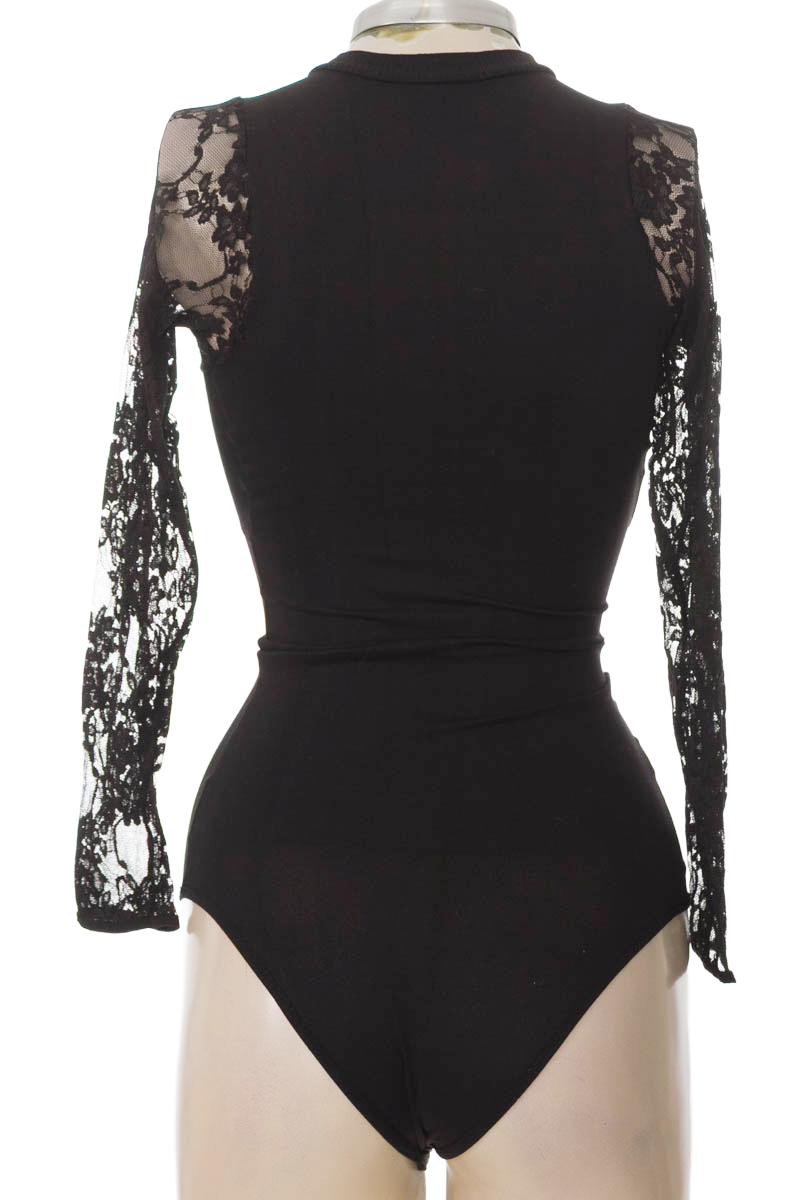 Top / Camiseta color Negro - Closeando