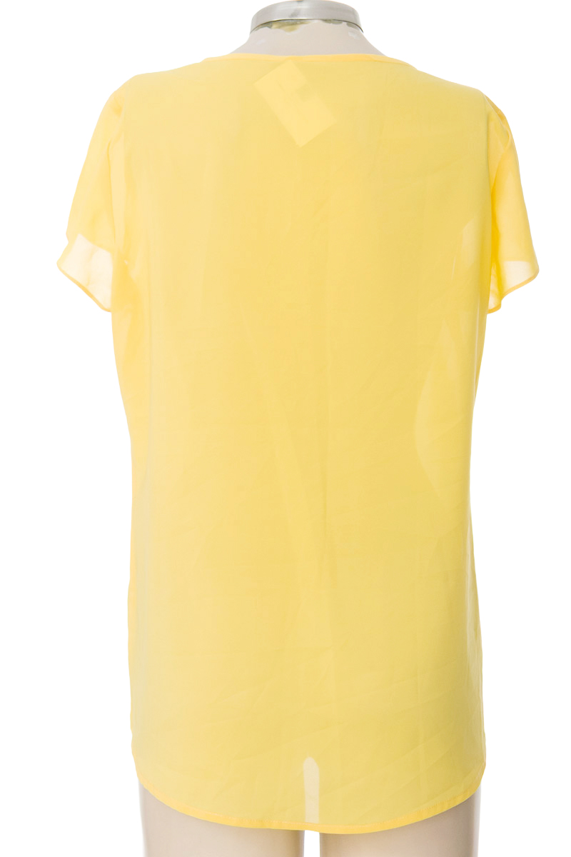 Top / Camiseta color Amarillo - Closeando