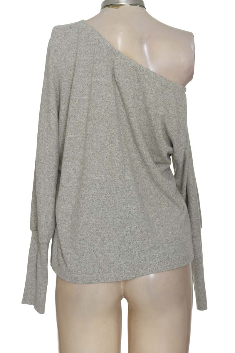 Sweater color Gris - Closeando