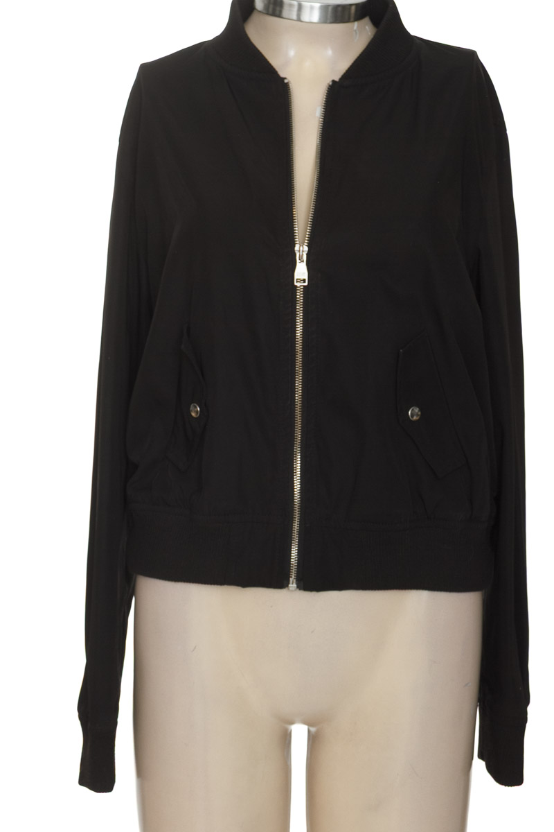Chaqueta / Abrigo color Negro - Bershka