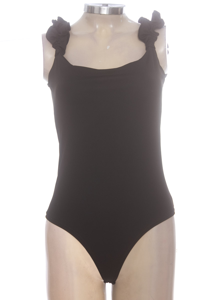Top / Camiseta color Negro - Closeando