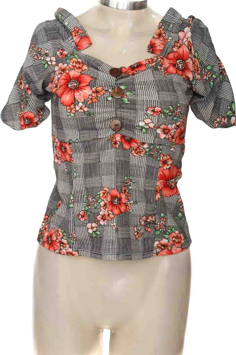 Top / Camiseta color Negro - Closeando