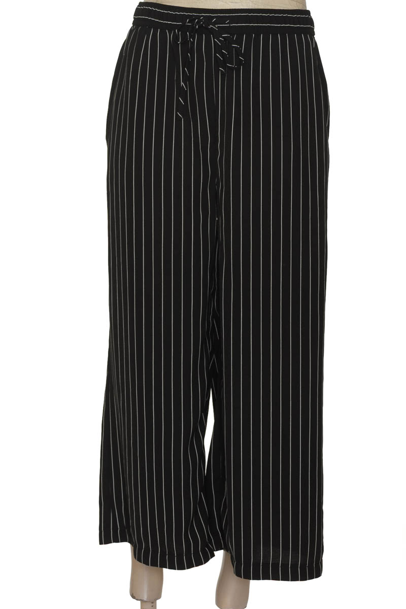 Pantalones color Negro - Stradivarius