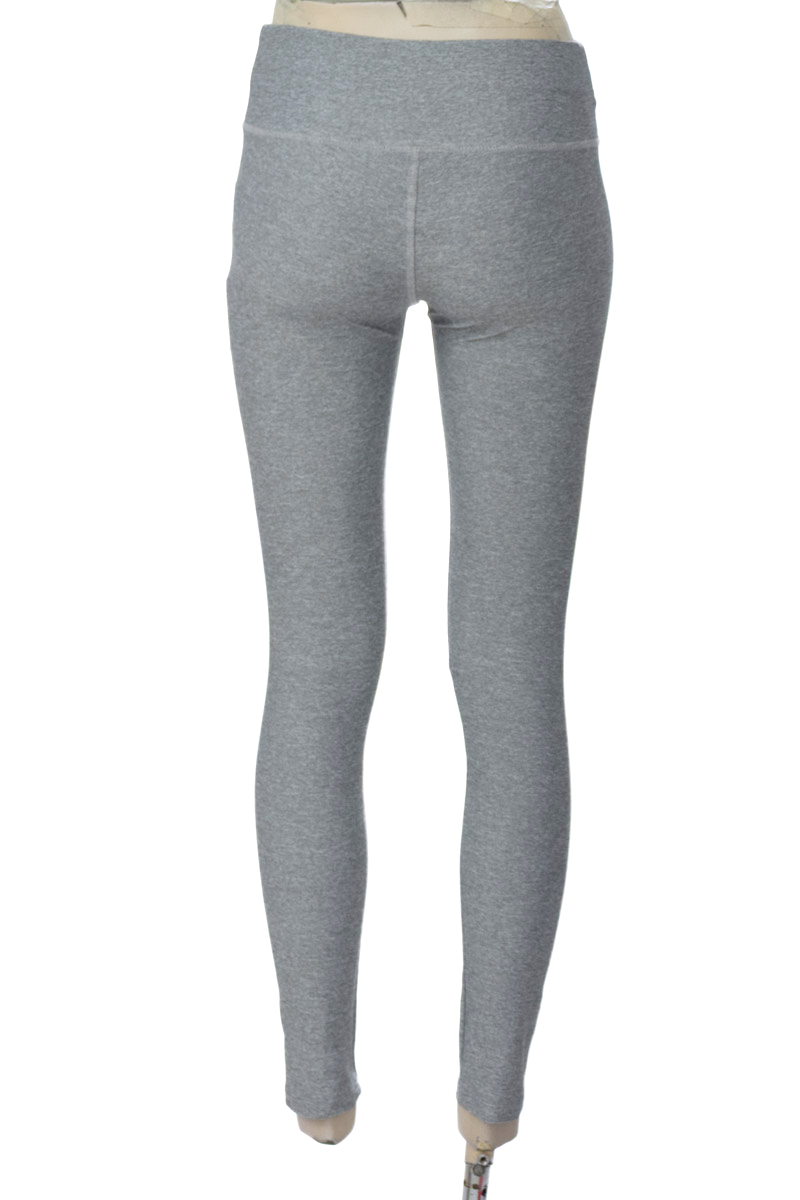 Ropa Deportiva / Salida de Baño color Gris - Closeando