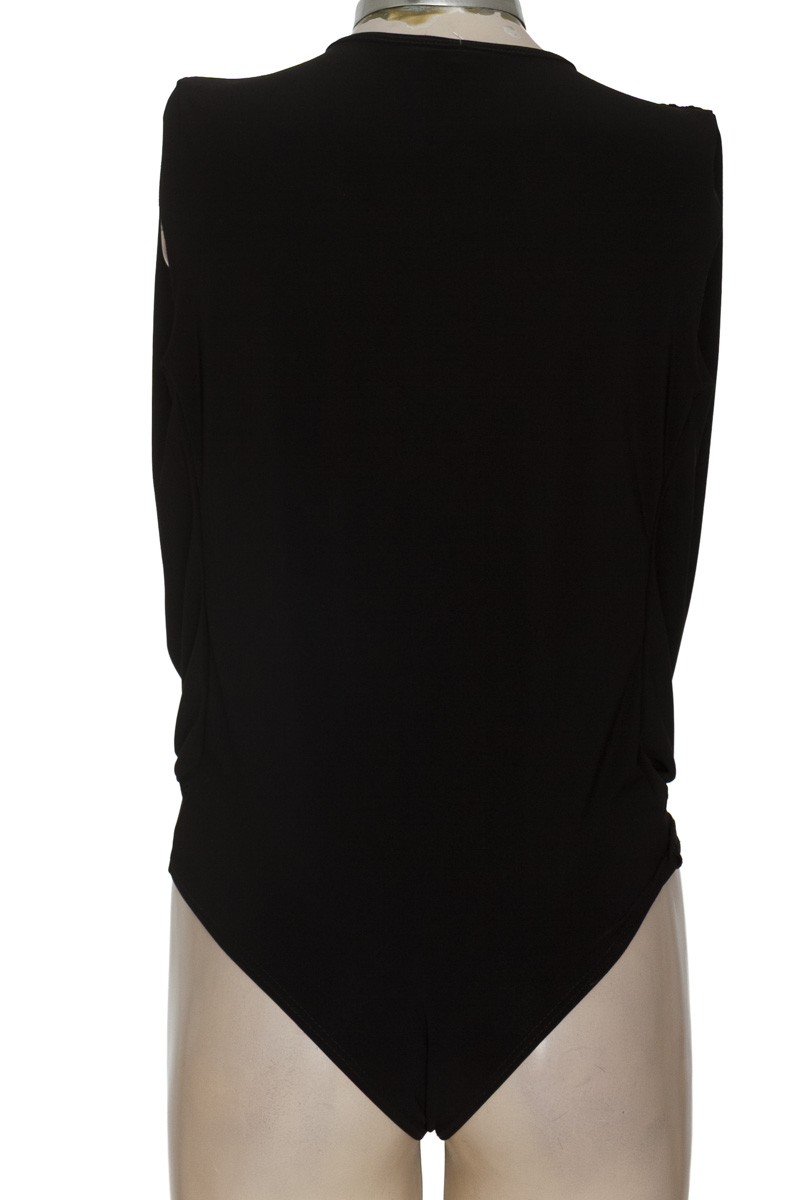 Top / Camiseta color Negro - Closeando