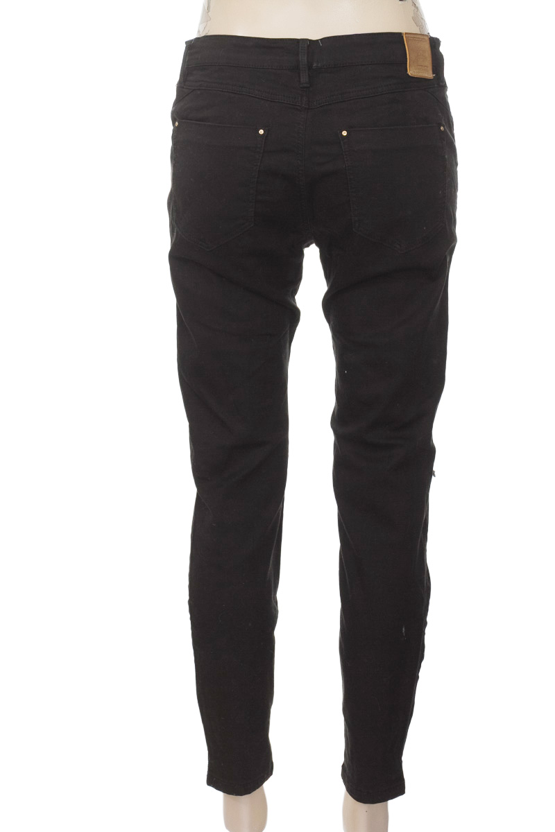 Pantalones color Negro - Stradivarius