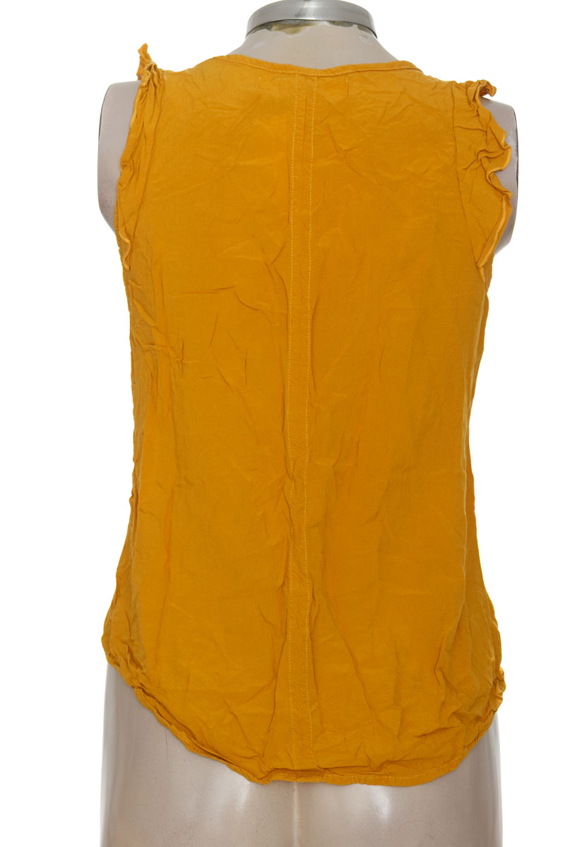 Top / Camiseta color Mostaza - University Club