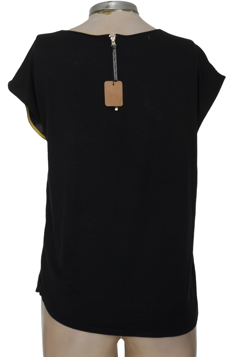 Top / Camiseta color Negro - Closeando