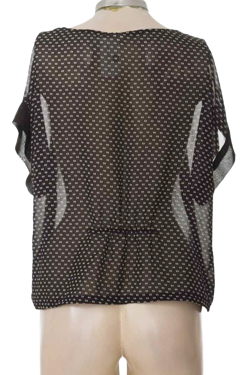 Top / Camiseta color Negro - Closeando