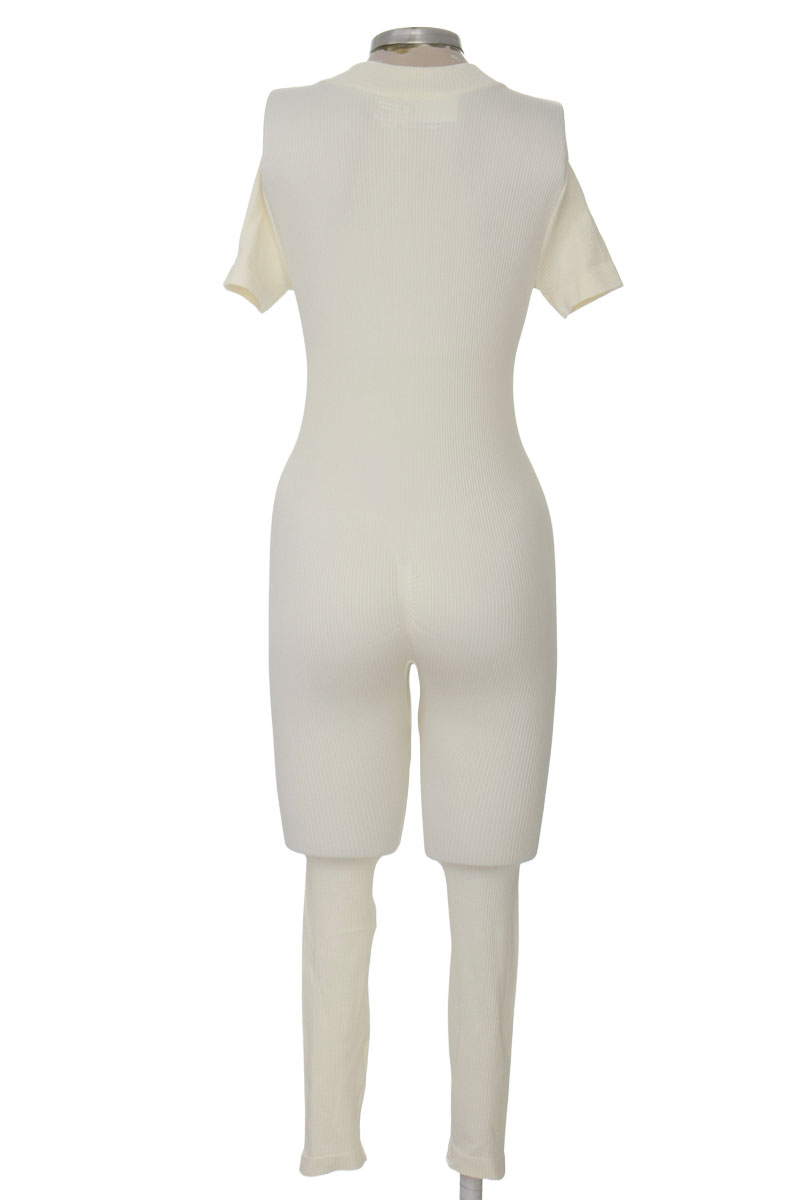 Ropa Deportiva / Salida de Baño color Beige - Closeando