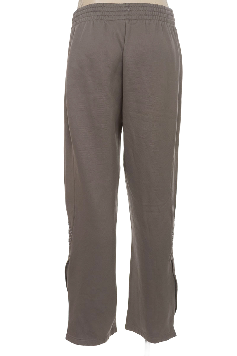 Ropa Deportiva color Gris - Closeando