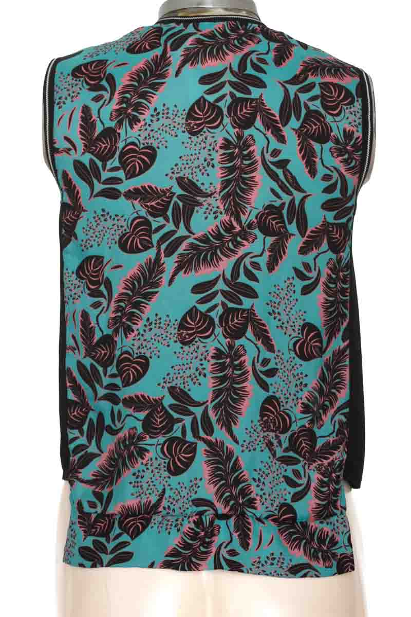 Top / Camiseta color Verde - Zara