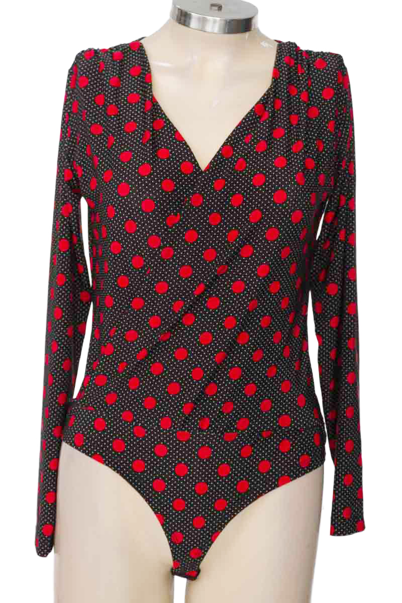 Top / Camiseta color Negro - Closeando