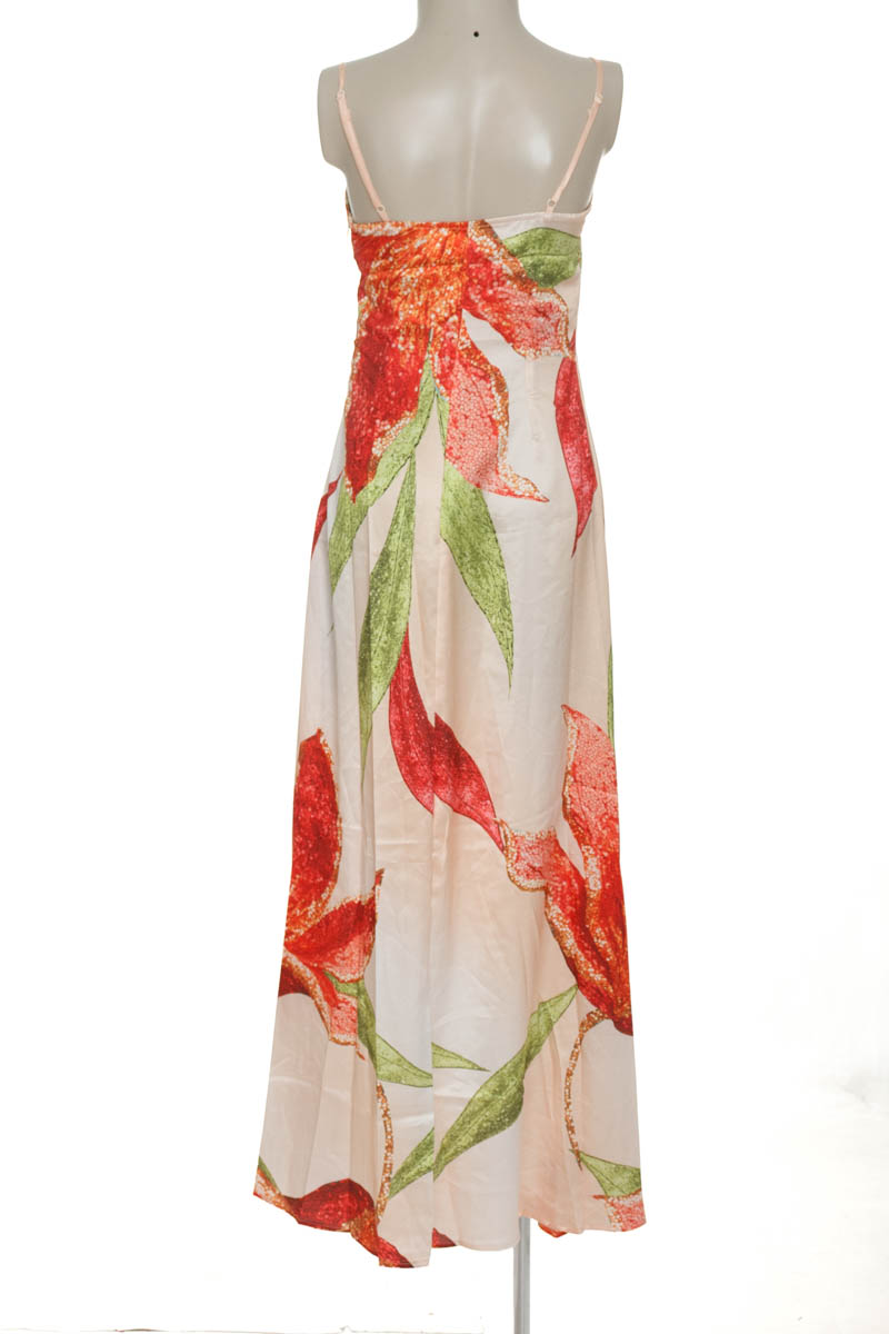Vestido / Enterizo color Beige - Closeando