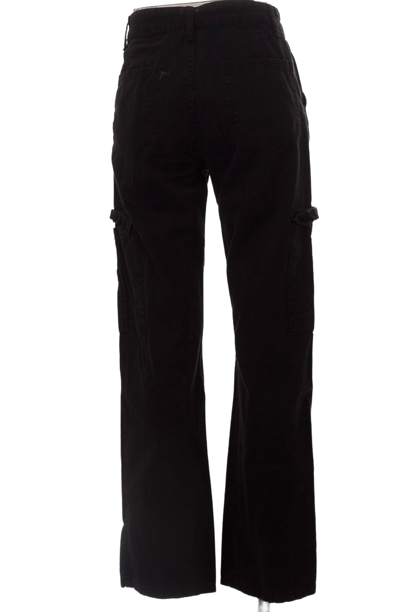 Pantalones color Negro - Stradivarius