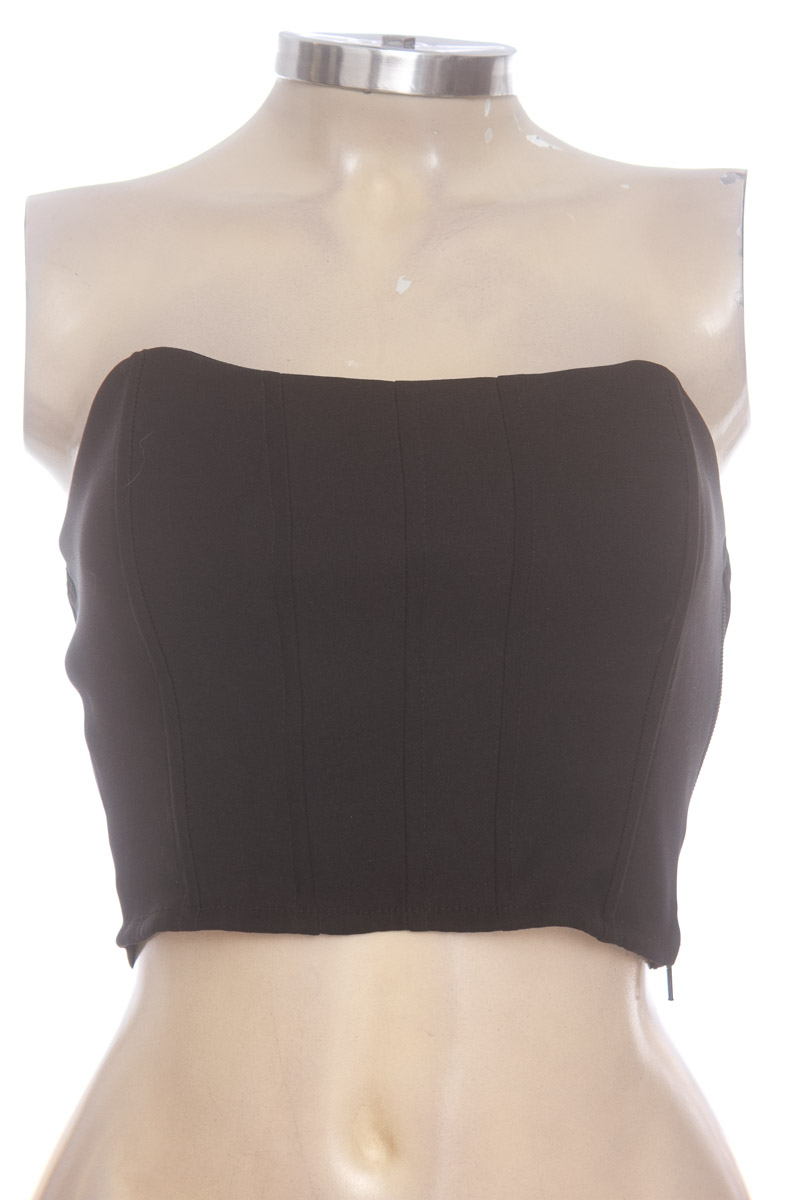 Top / Camiseta color Negro - Closeando