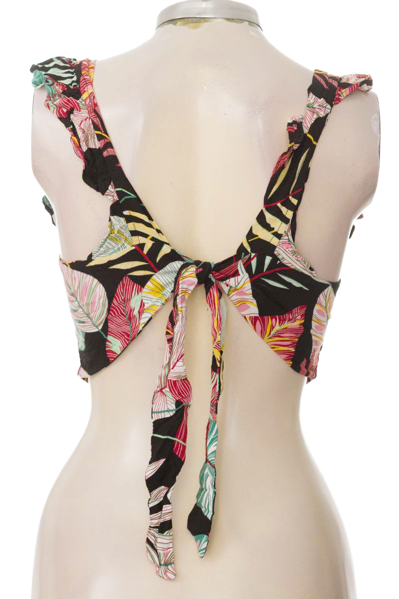 Top / Camiseta color Negro - Closeando