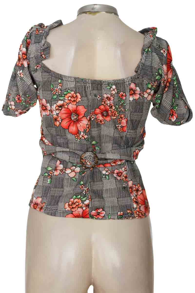 Top / Camiseta color Negro - Closeando