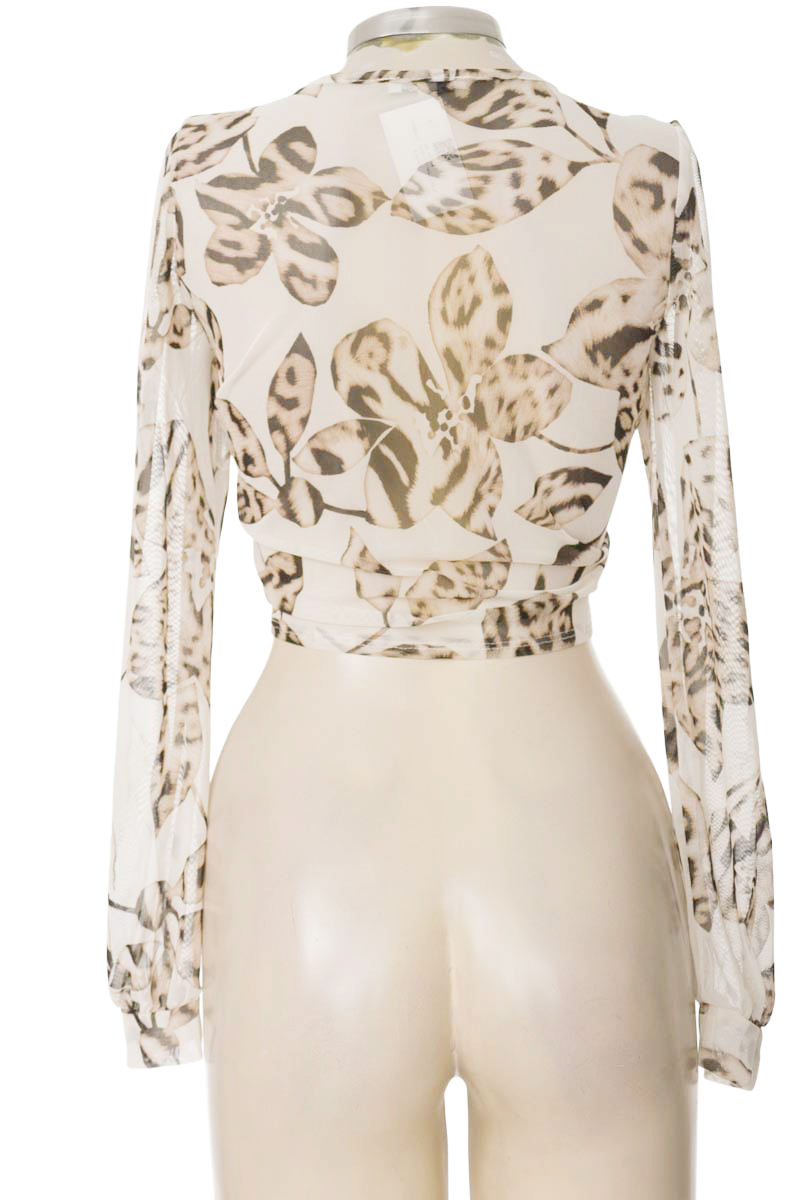 Top / Camiseta color Beige - Fashionnova