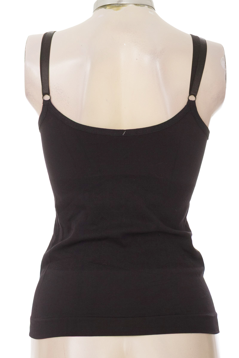 Top / Camiseta color Negro - Closeando