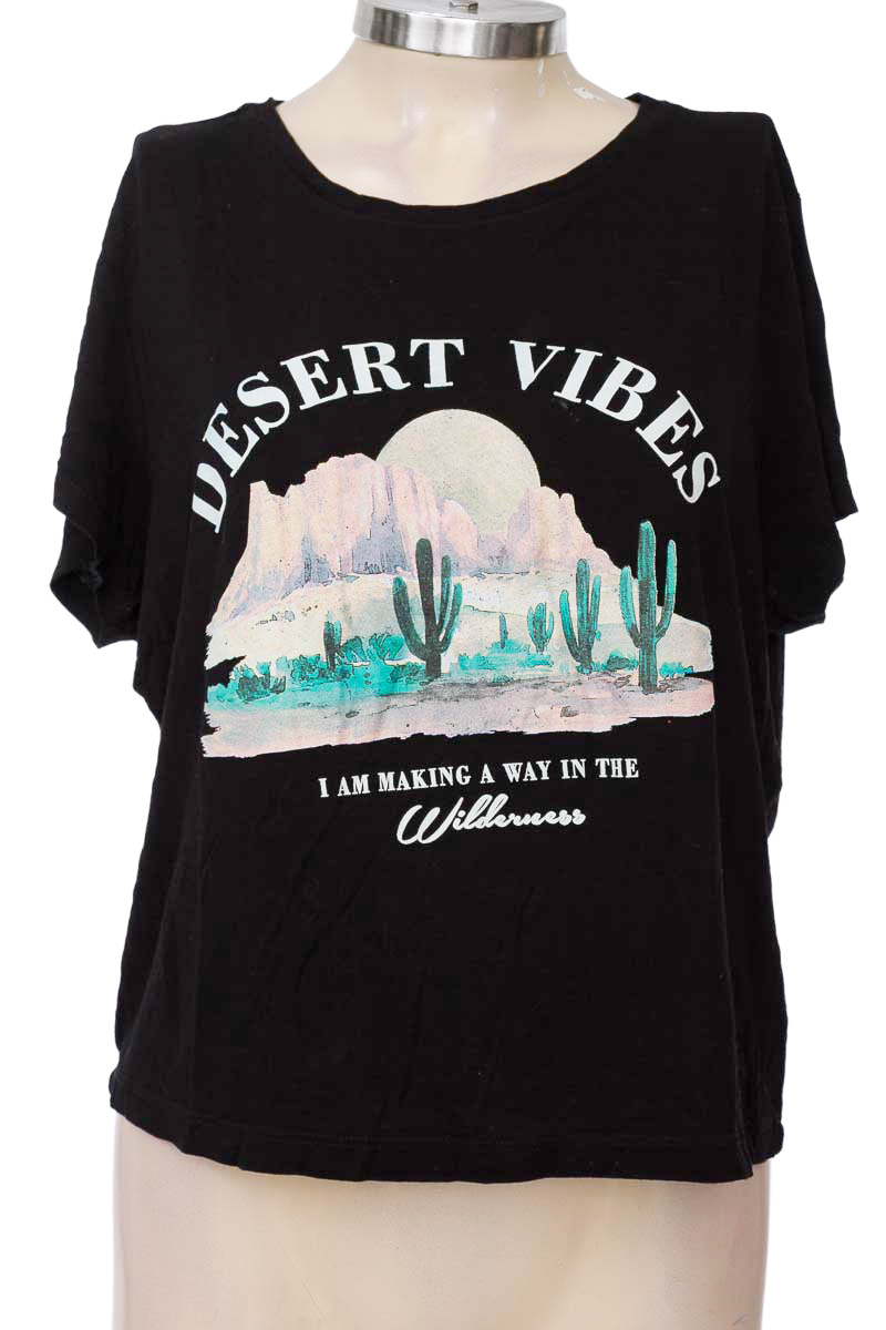 Top / Camiseta color Negro - Closeando