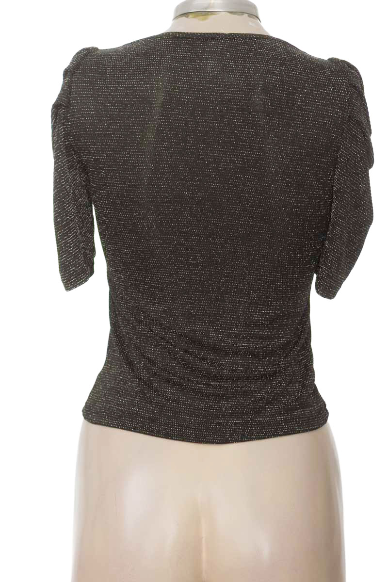 Top / Camiseta color Negro - Closeando