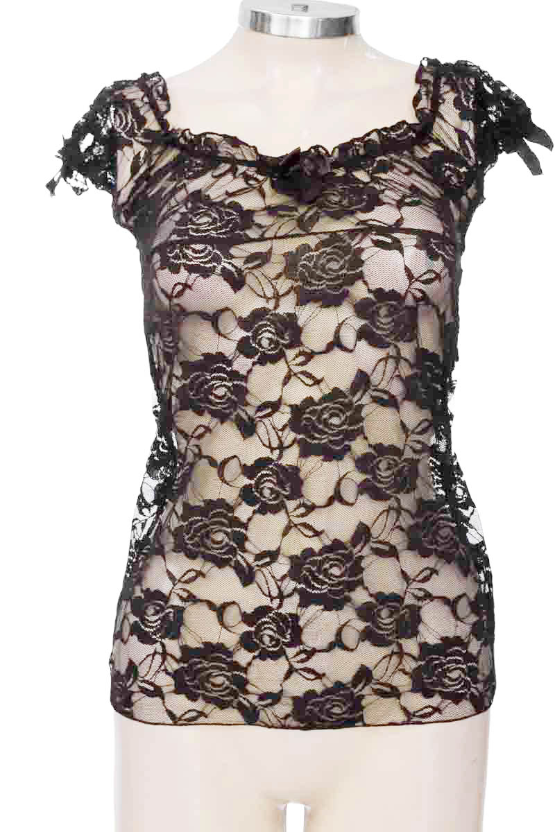 Top / Camiseta color Negro - Closeando