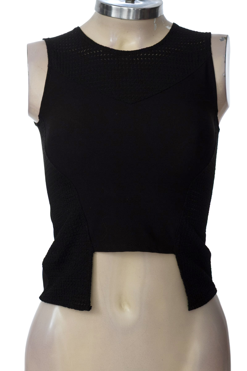 Top / Camiseta color Negro - Closeando