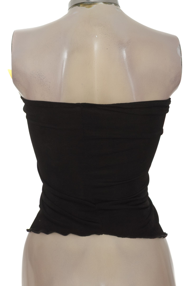 Top / Camiseta color Negro - Closeando