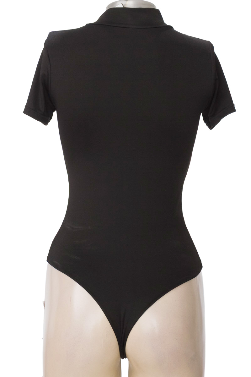 Top / Camiseta color Negro - Closeando