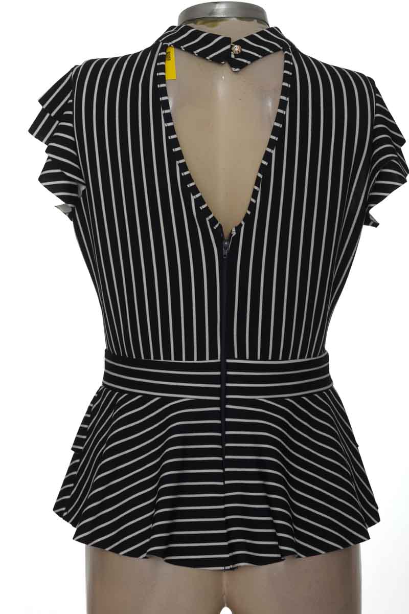 Top / Camiseta color Negro - Colors
