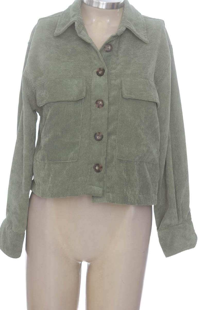 Chaqueta / Abrigo color Verde - Stradivarius