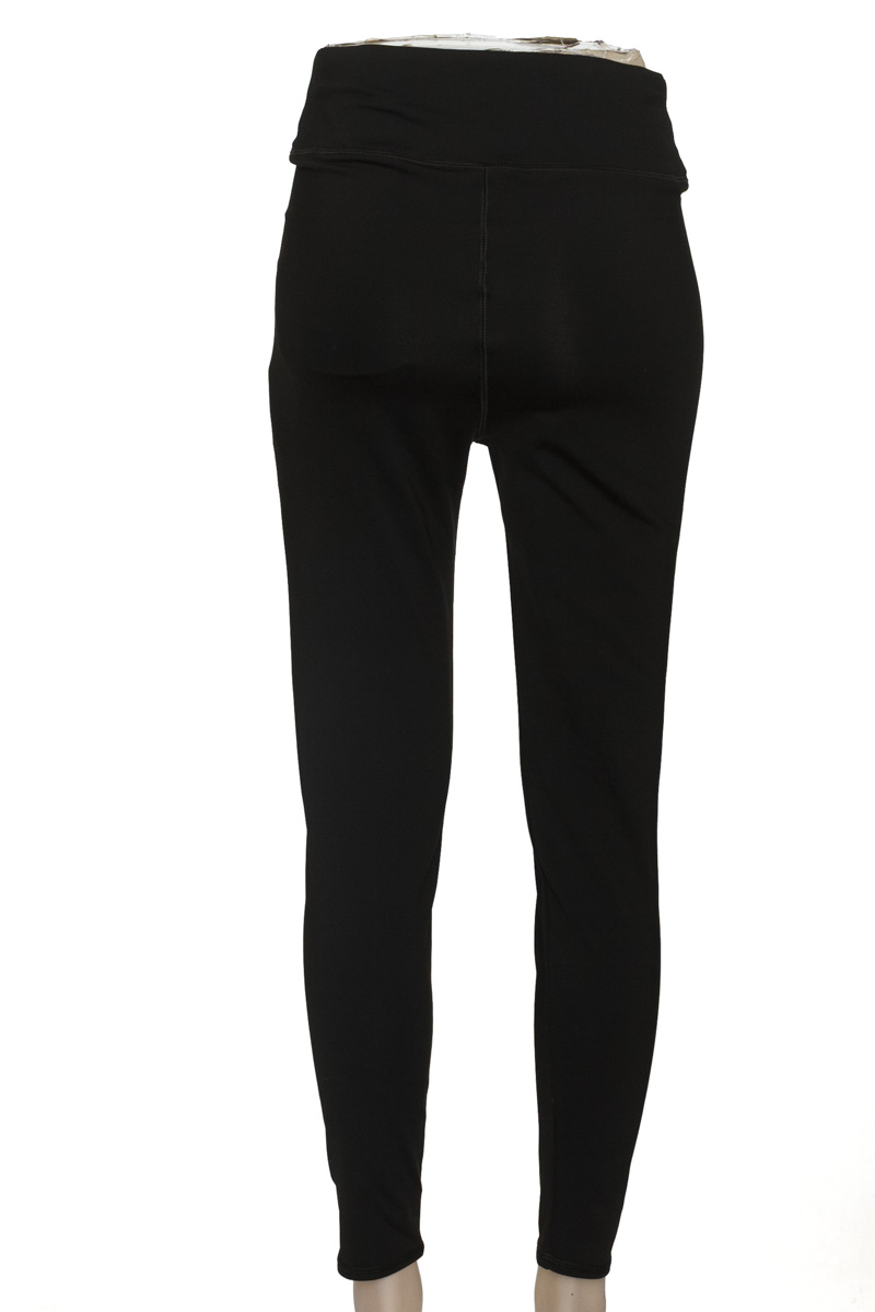 Ropa Deportiva / Salida de Baño color Negro - Closeando