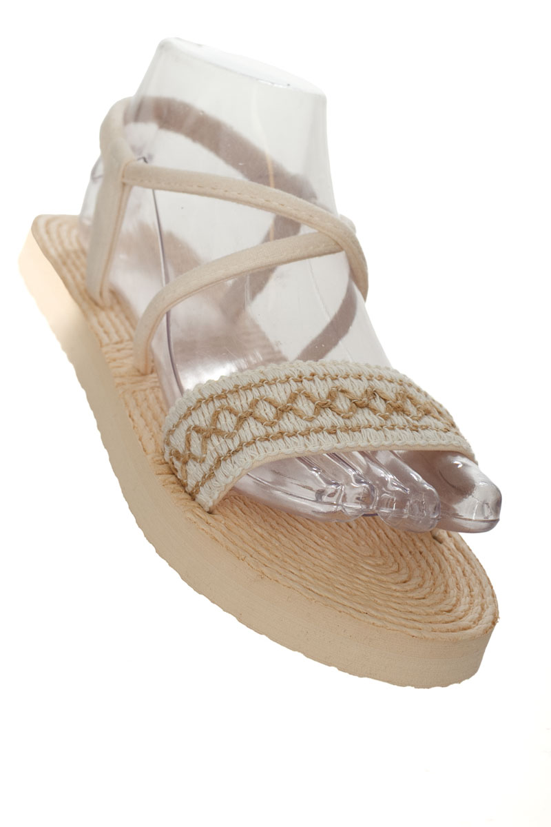 Zapatos color Beige - Closeando