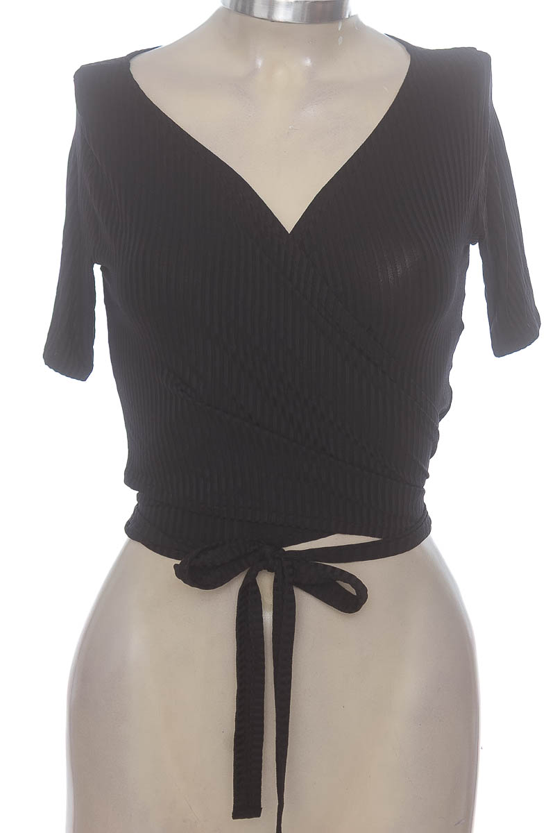 Top / Camiseta color Negro - Closeando