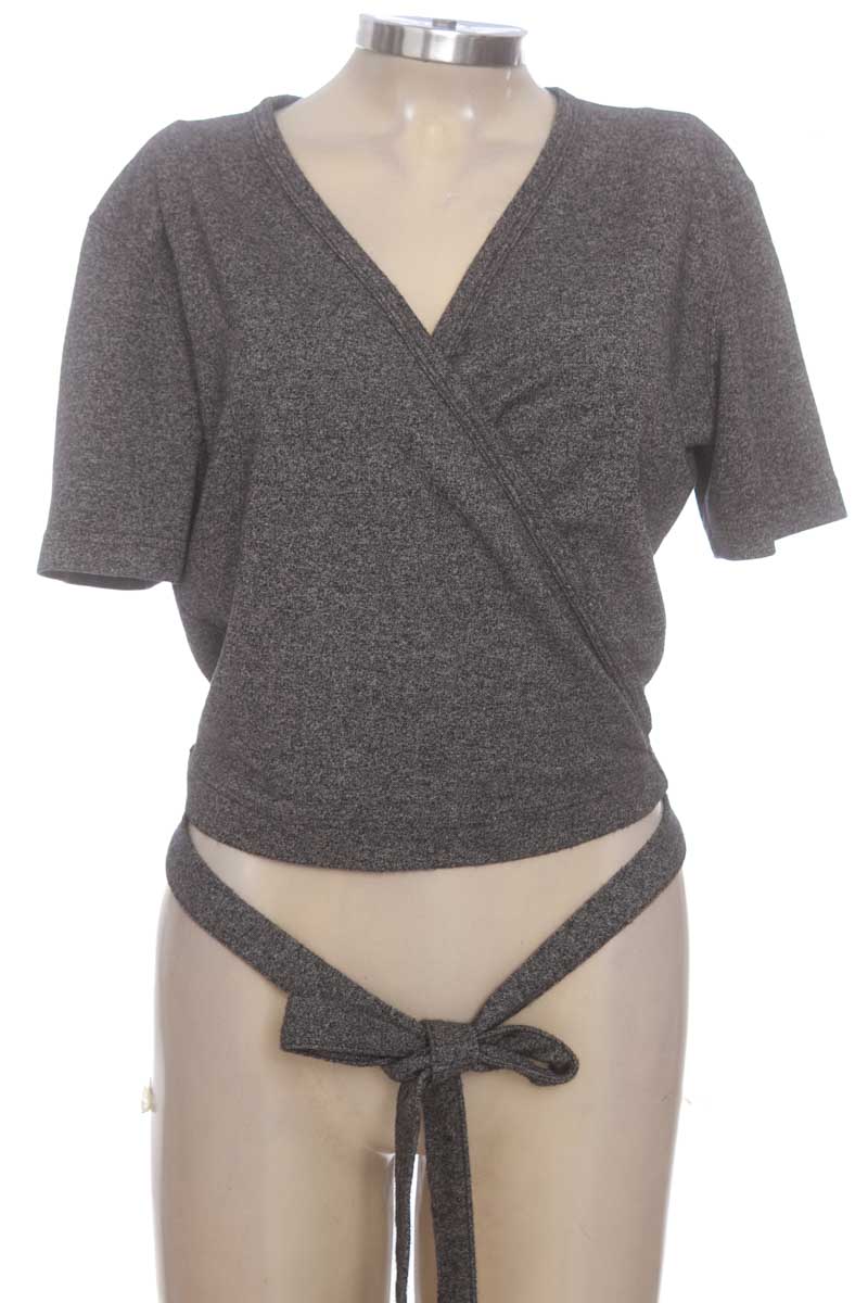 Top / Camiseta color Gris - Closeando