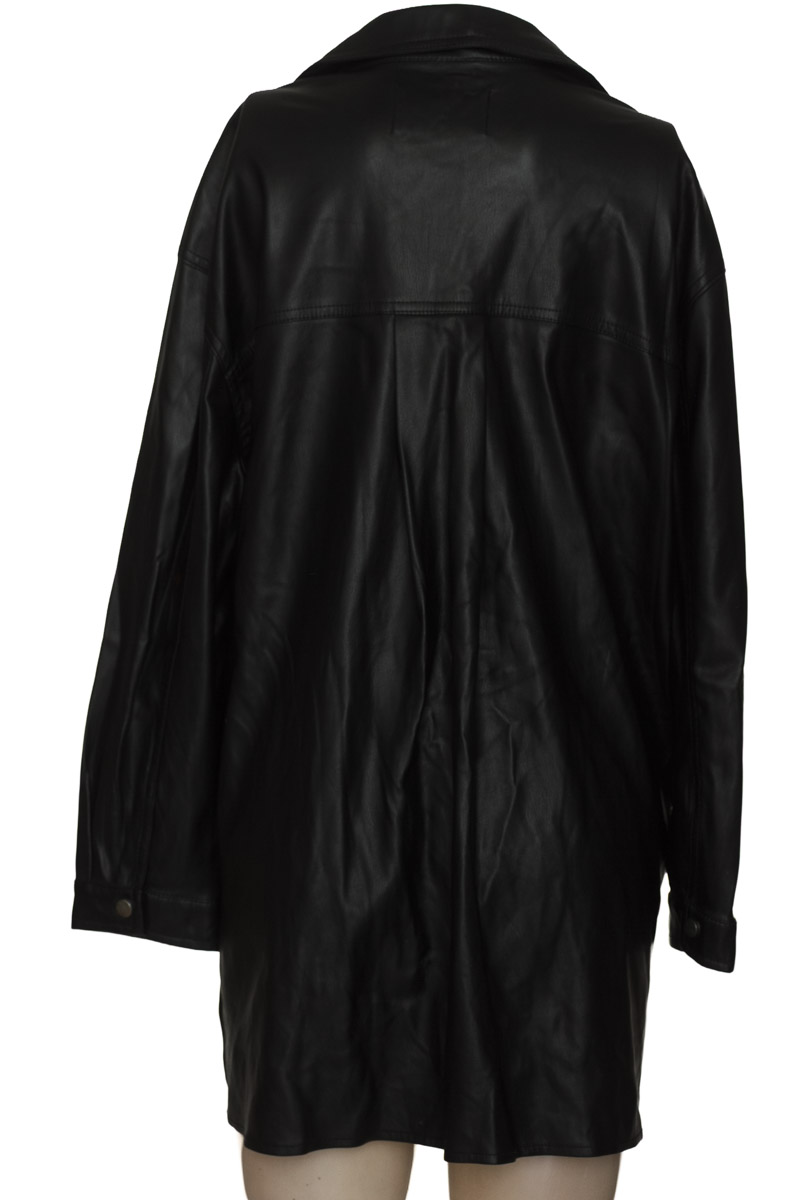Chaqueta / Abrigo color Negro - Stradivarius