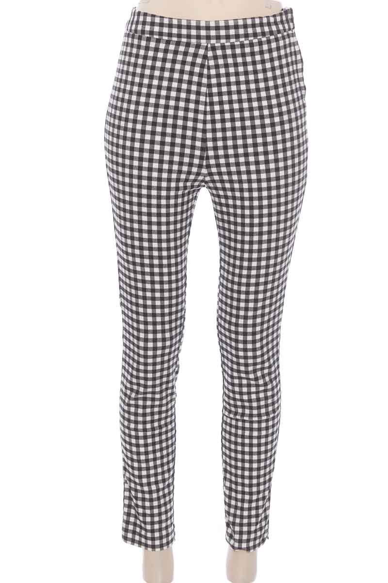 Pantalón color Negro Stradivarius Closeando