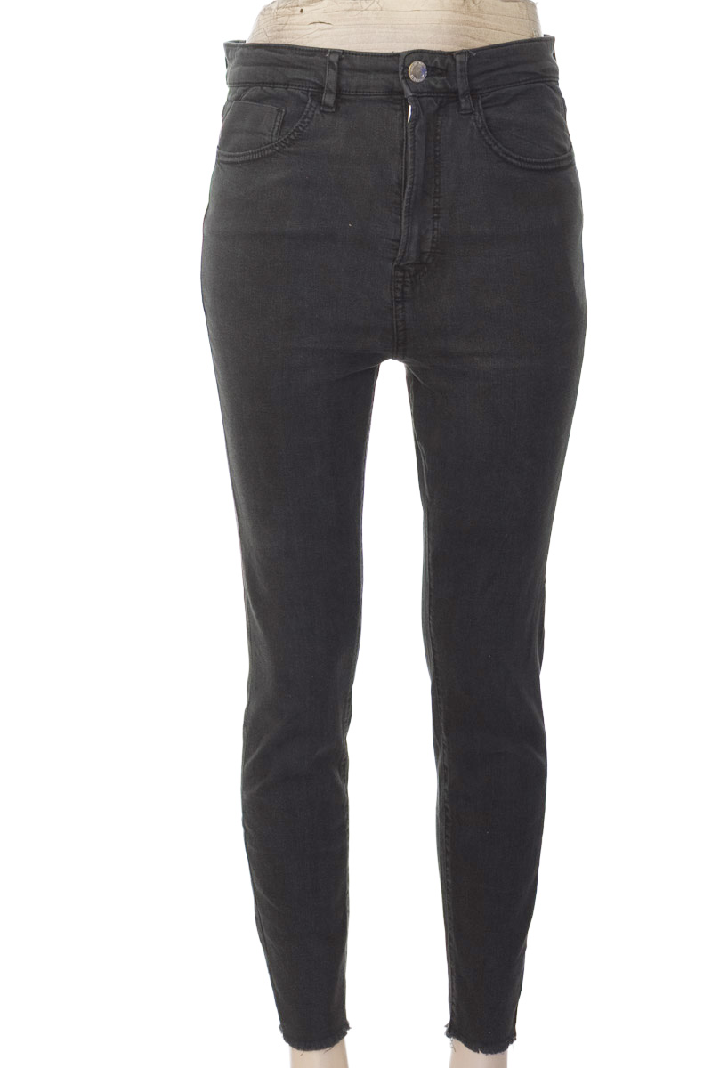 Pantalones color Negro - Stradivarius