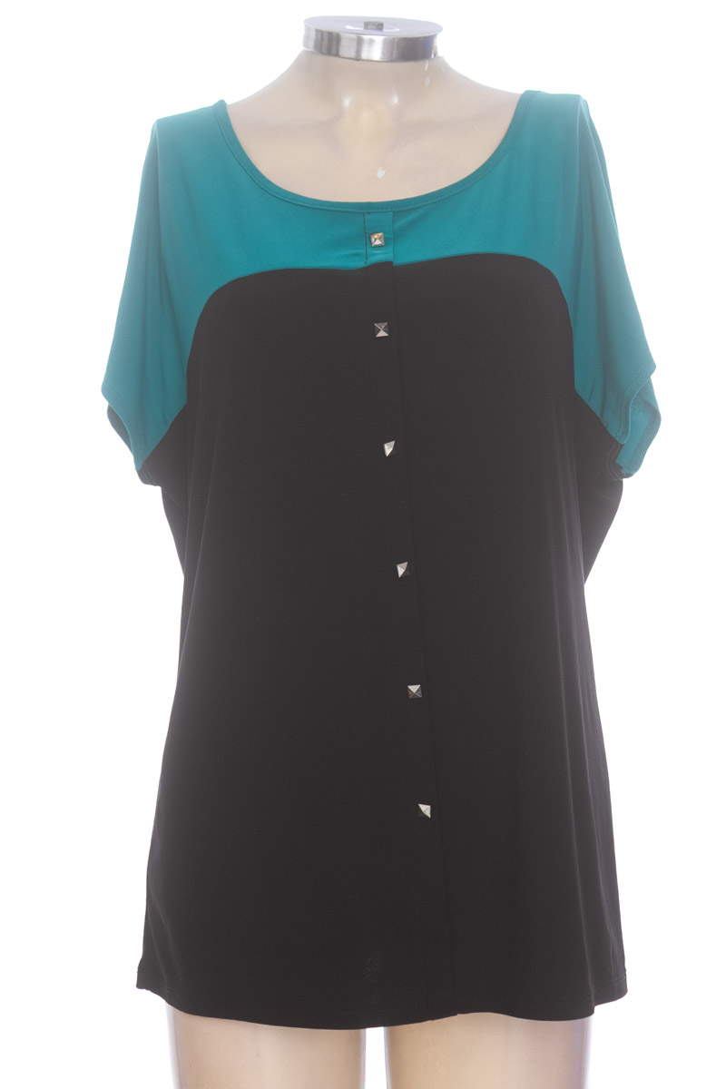 Top / Camiseta color Negro - Closeando
