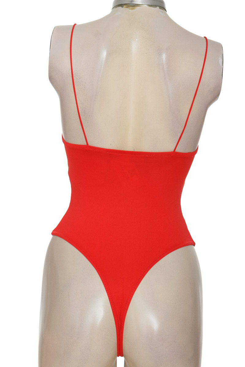 Top / Camiseta color Rojo - Bershka