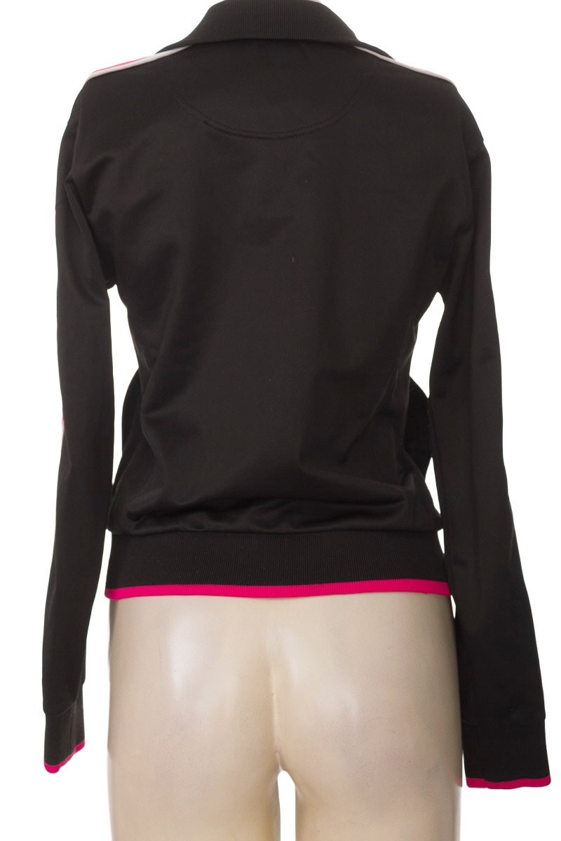 Ropa Deportiva / Salida de Baño color Negro - Closeando