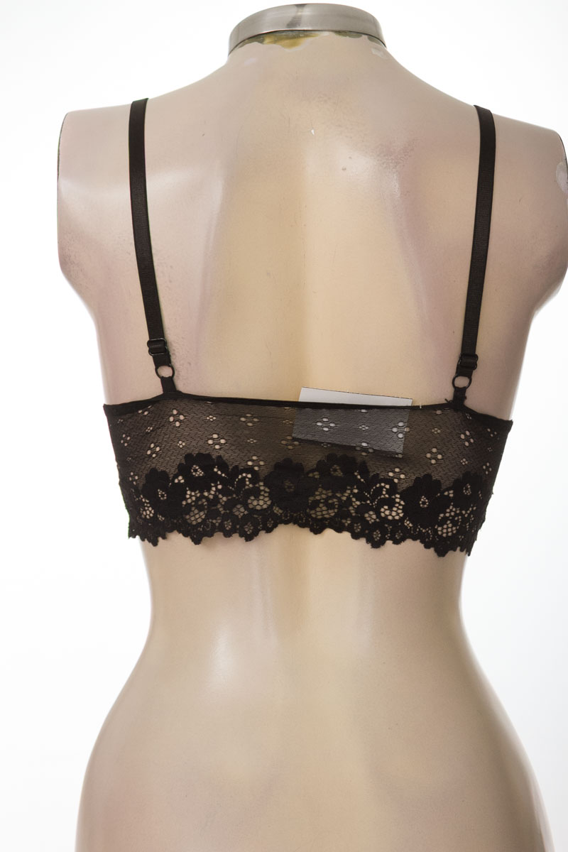 Top / Camiseta color Negro - Closeando