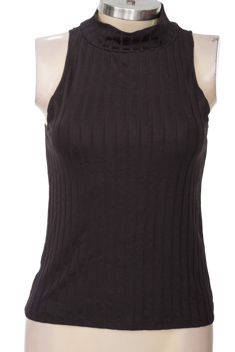 Top / Camiseta color Negro - Closeando