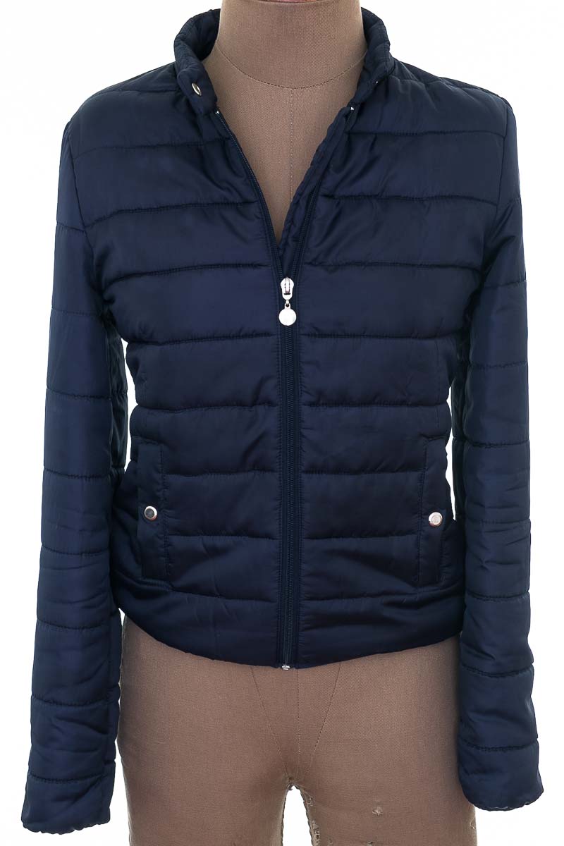 Chaqueta / Abrigo color Azul Stradivarius Closeando