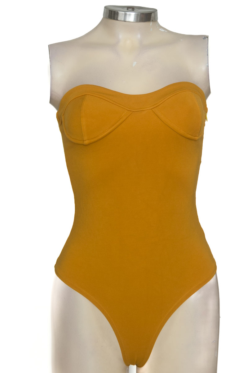 Top / Camiseta color Amarillo - Closeando