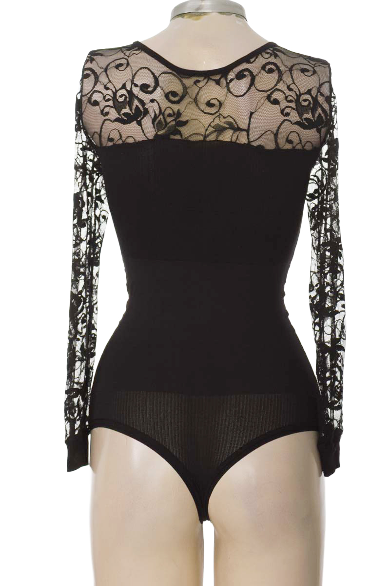 Top / Camiseta color Negro - Closeando