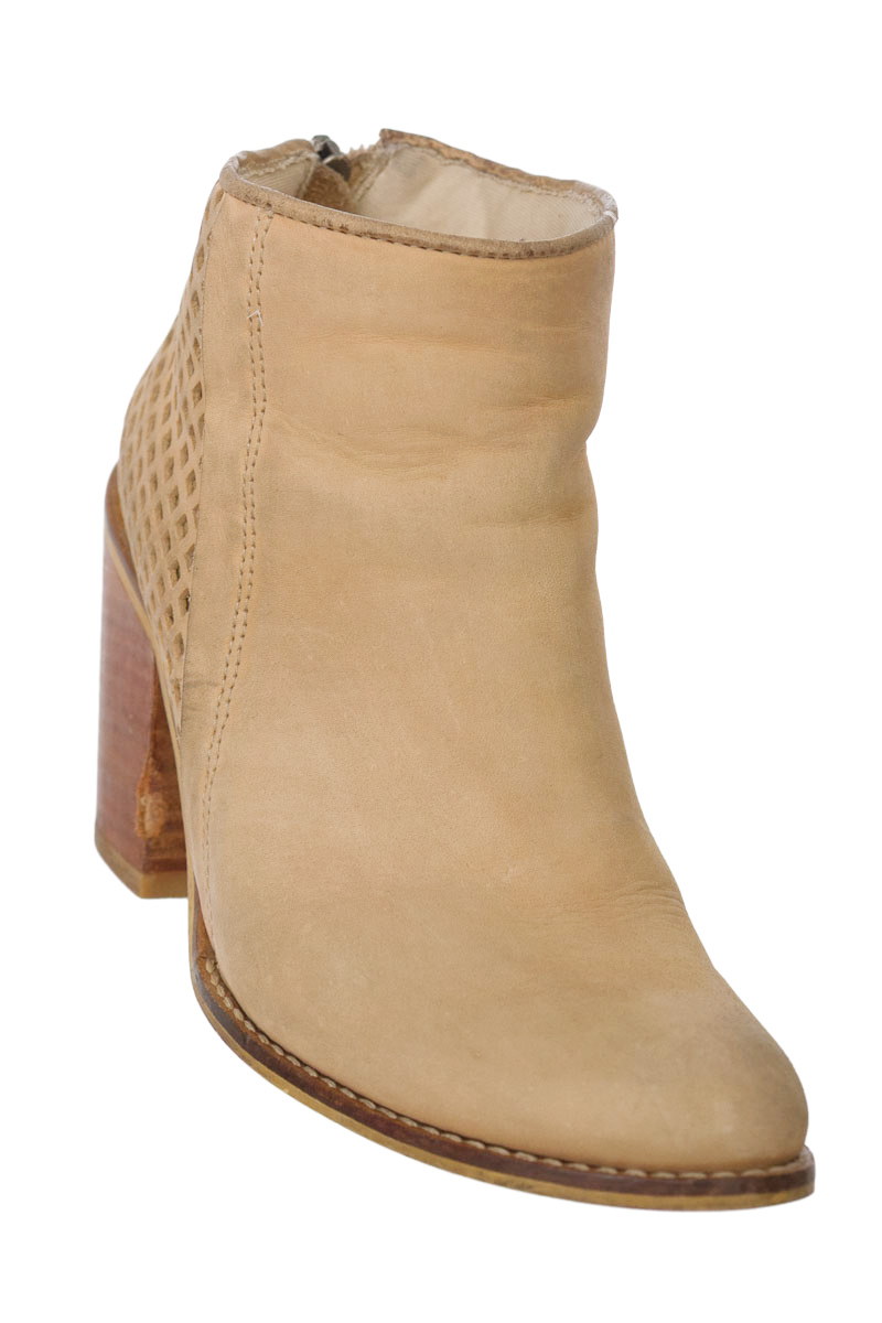 Zapatos color Beige - Closeando