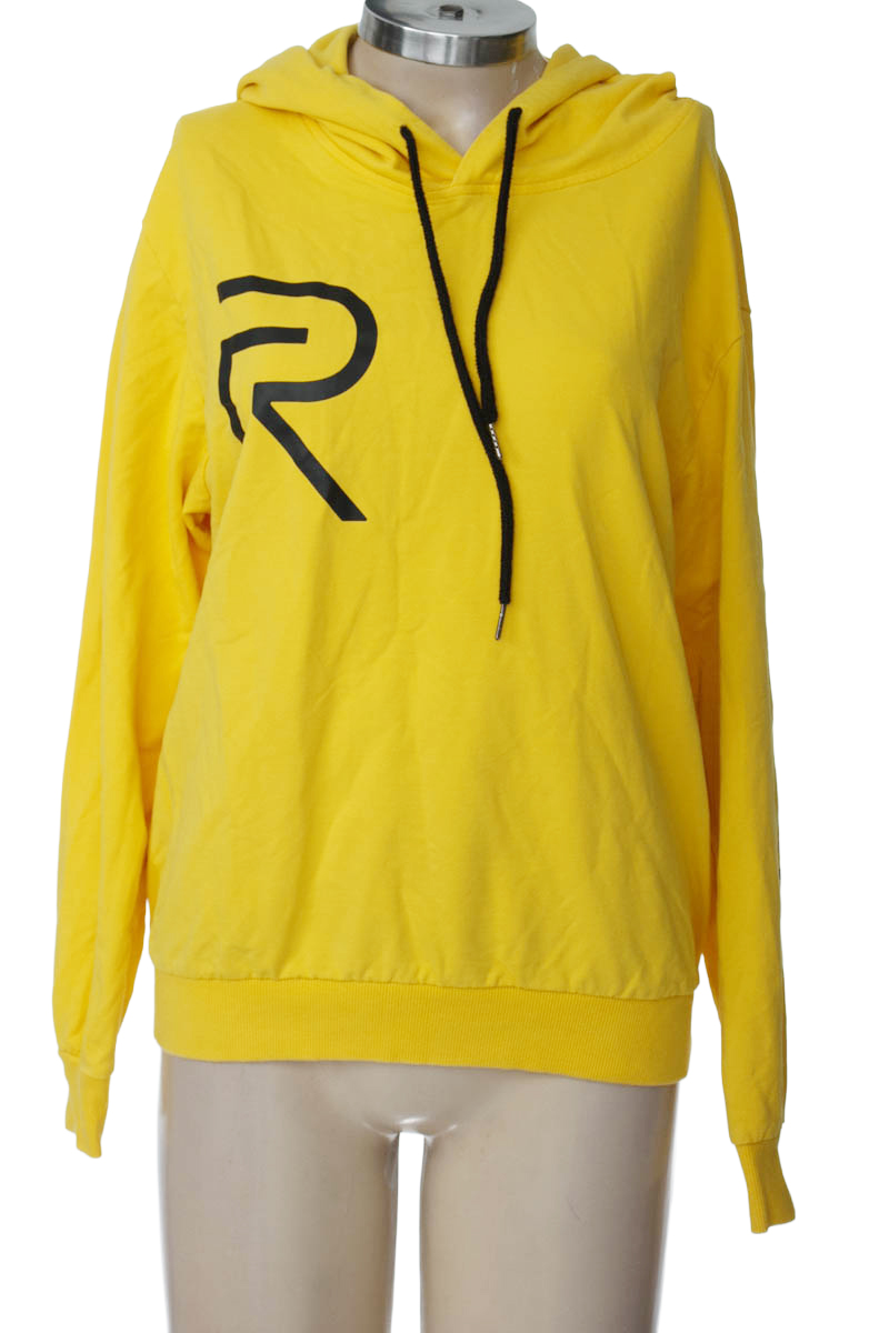 Sweater color Amarillo - Closeando